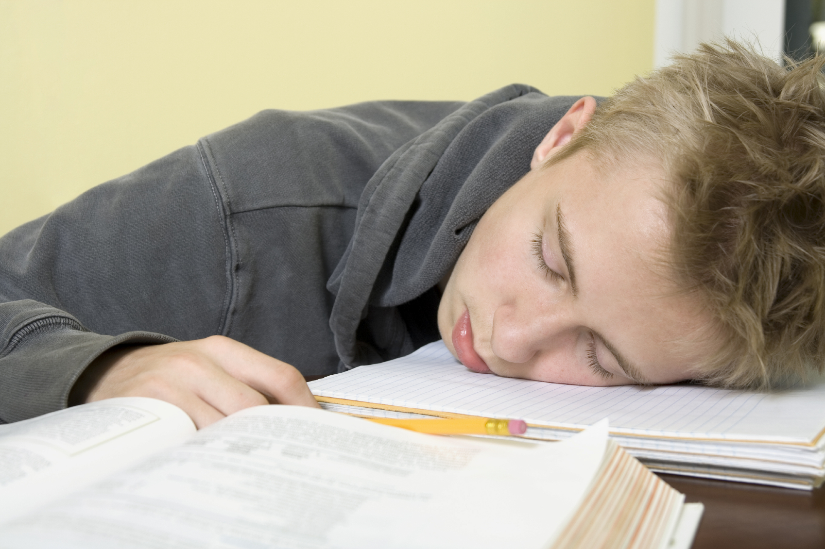 Маленький устал. Спящий ученик. Недосып у подростков.